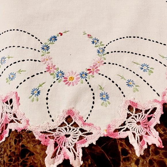 1960's Vintage Dresser/Table Scarf Hand Embroidered & Crocheted 12” X 33" - Picture 5 of 12